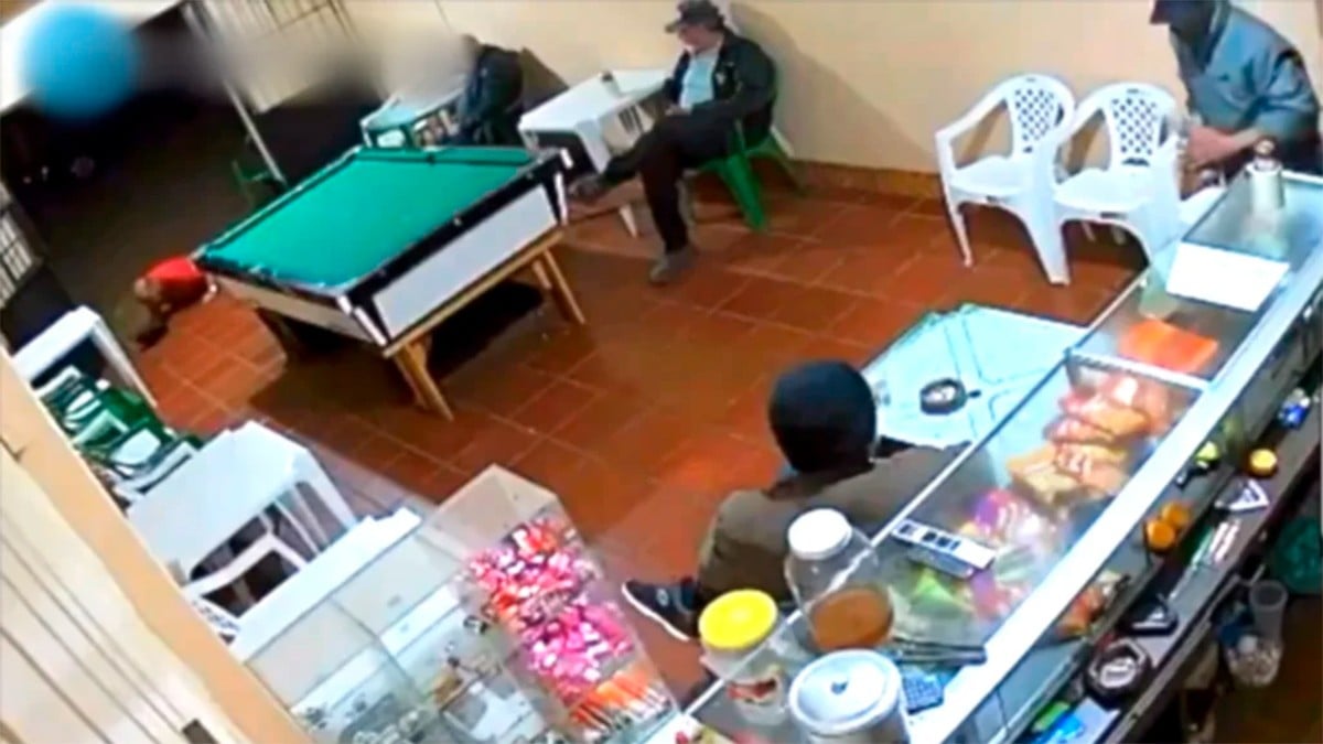 VIDEO Anciano cae accidentalmente al suelo, nadie le ayuda y él desata el caos en un billar