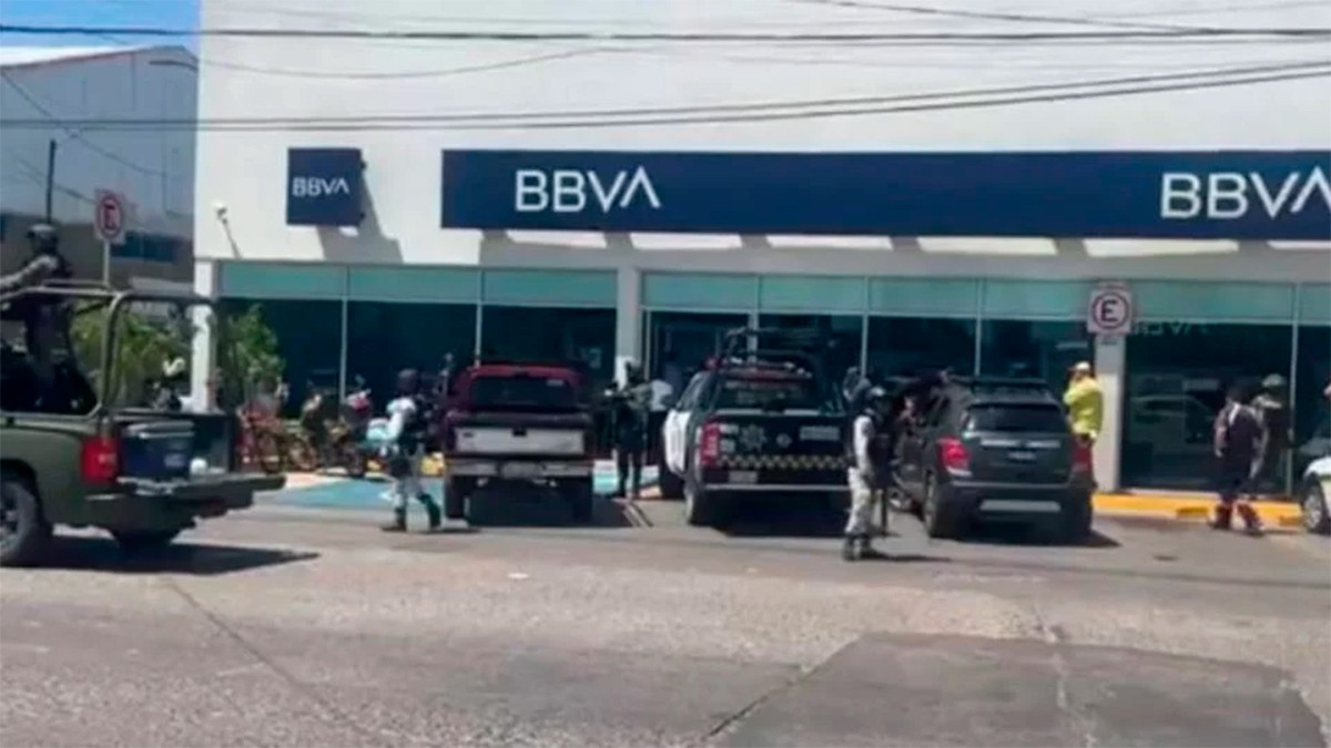 Asaltan banco en Salamanca, clientes sufren crisis nerviosa y ladrones escapan con botín