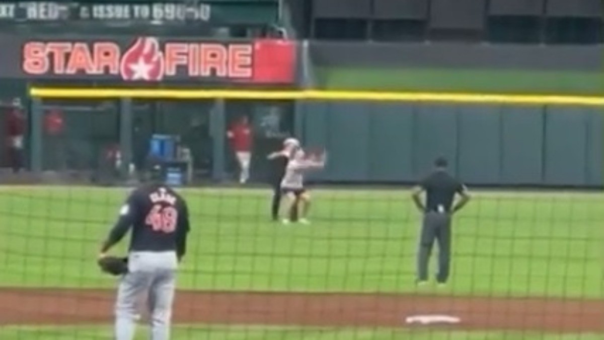 VIDEO Fanático del beisbol entra al campo a dar show y le disparan con pistola taser