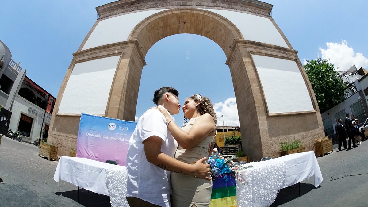 Se casan 10 parejas del mismo sexo en el Arco de la Calzada como parte del PRIDE 2024