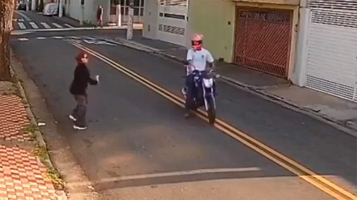 VIDEO Mujer corre despavorida por la calle al ver a un motociclista por esta razón