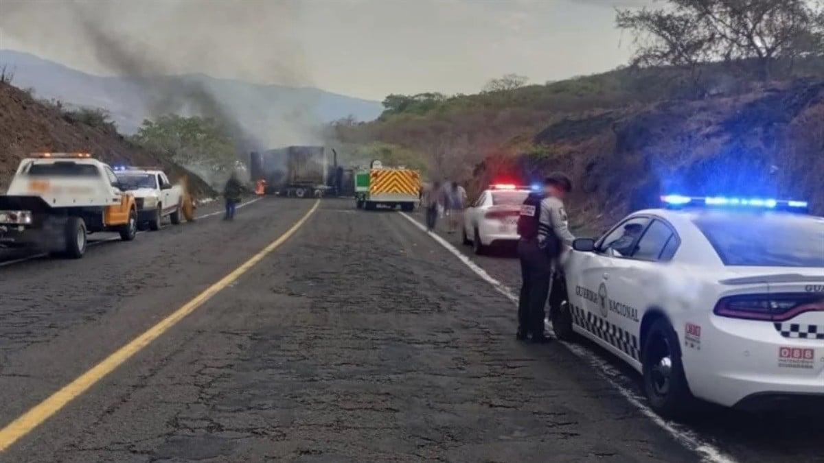 Queman vehículos en Michoacán tras captura de 'viagras'