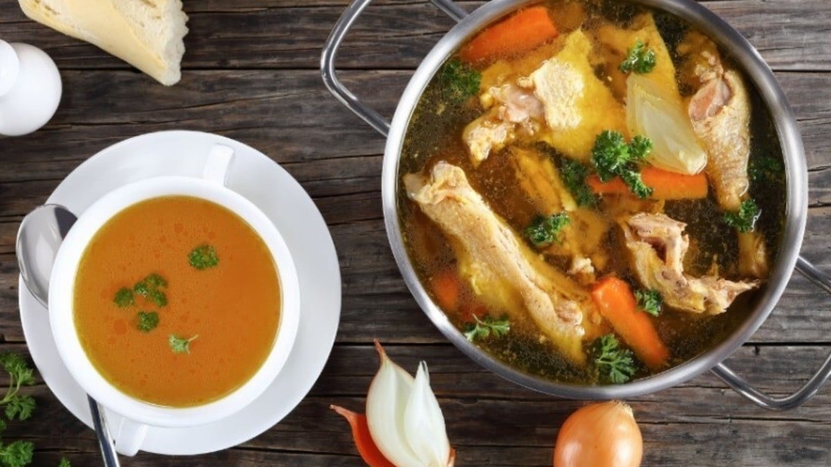 Conoce los beneficios de la sopa de huesos, un superalimento que te sana de manera natural