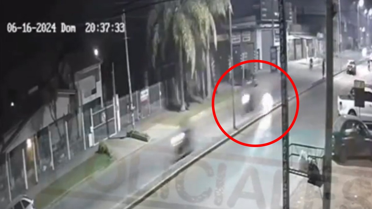 VIDEO Motociclista participaba en ‘carreritas’ y muere al estrellarse contra un poste