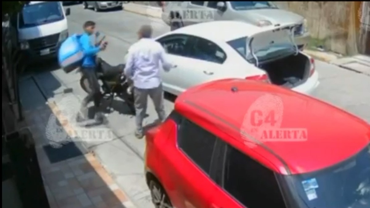 VIDEO Abuelito enfurecido persigue a joven repartidor de comida y lo amenaza con machete