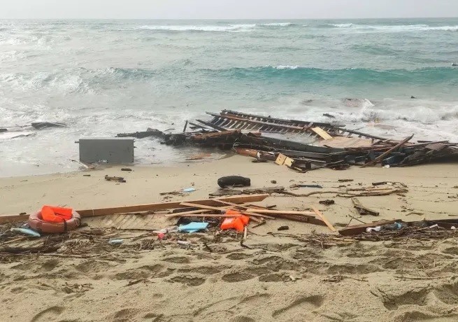 Desaparecen familias enteras, incluidos 26 niños, al naufragar barco