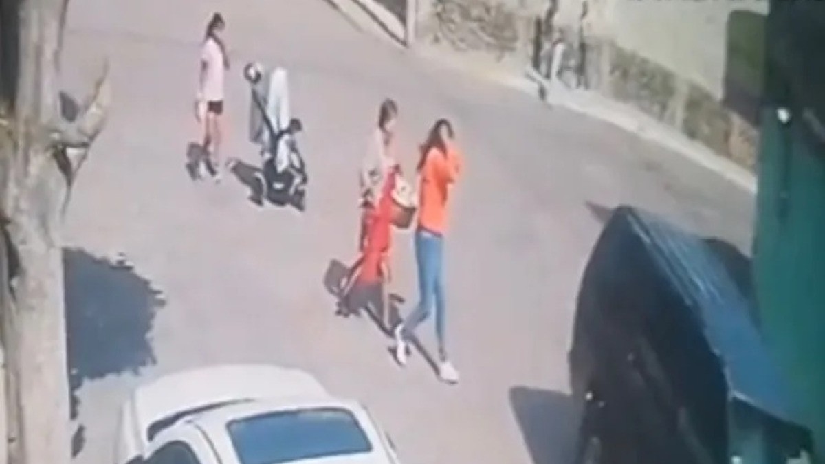 VIDEO Conductora mata a niño por no dar vuelta con precaución cuando familia cruzaba calle