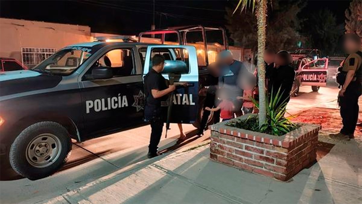 Rescatan a tres hermanitos abandonados en una casa, la madre sufre de adicciones