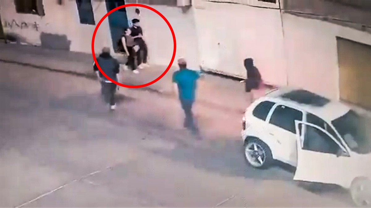 VIDEO Pareja de jóvenes caminaban por la calle cuando ladrones los detienen y los asaltan