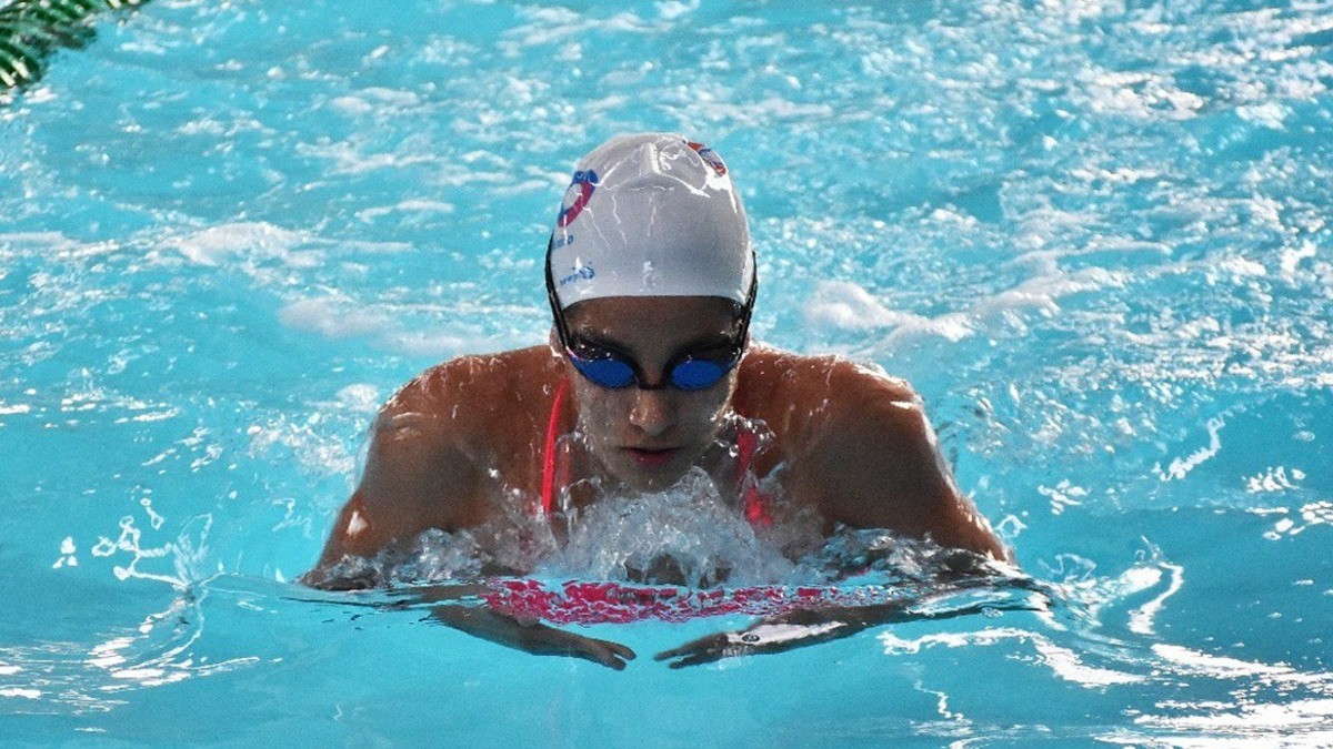 ¡Sirena nacional! Leonesa se convierte en la nadadora más rápida de México