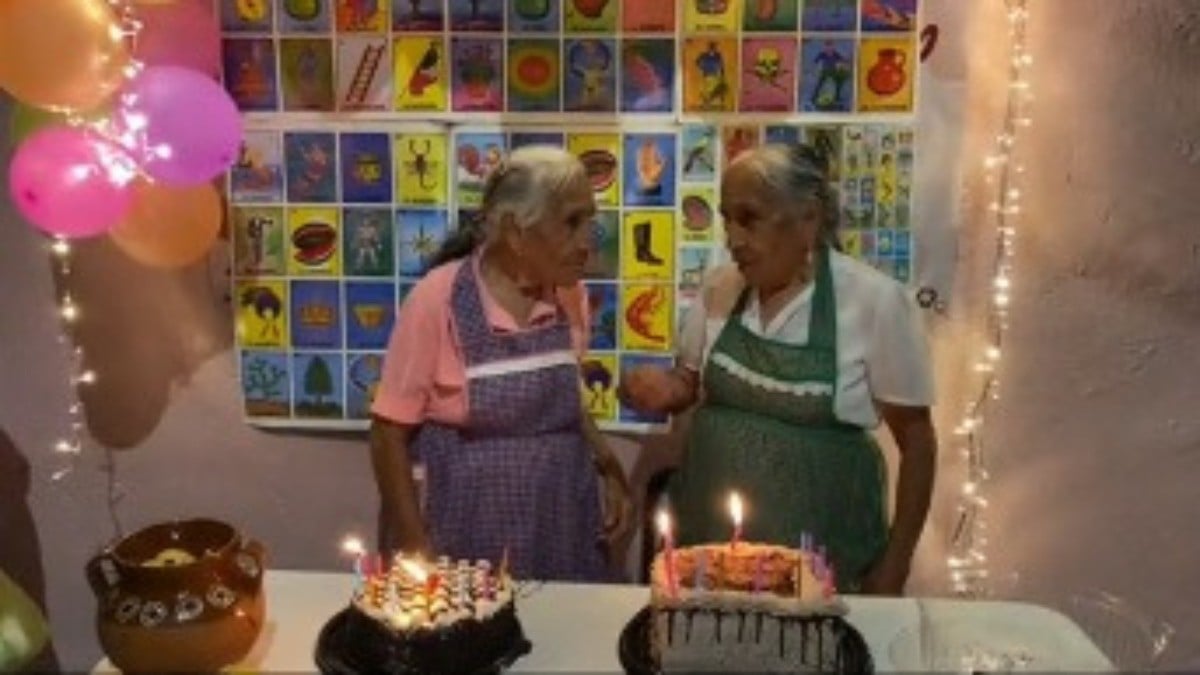 VIDEO Abuelitas gemelas pelean en pleno cumpleaños y se hacen virales