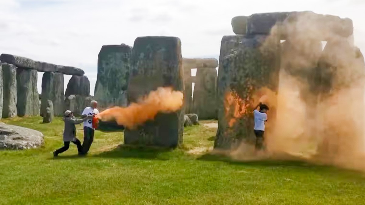 VIDEO Activistas ambientales lanzan pintura contra monumento histórico de Stonehenge
