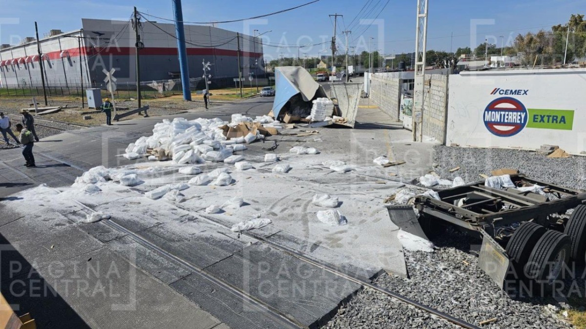 ¡Otra vez! Tren embiste a tráiler que intentaba ganarle el paso en Cementos, así lo dejó