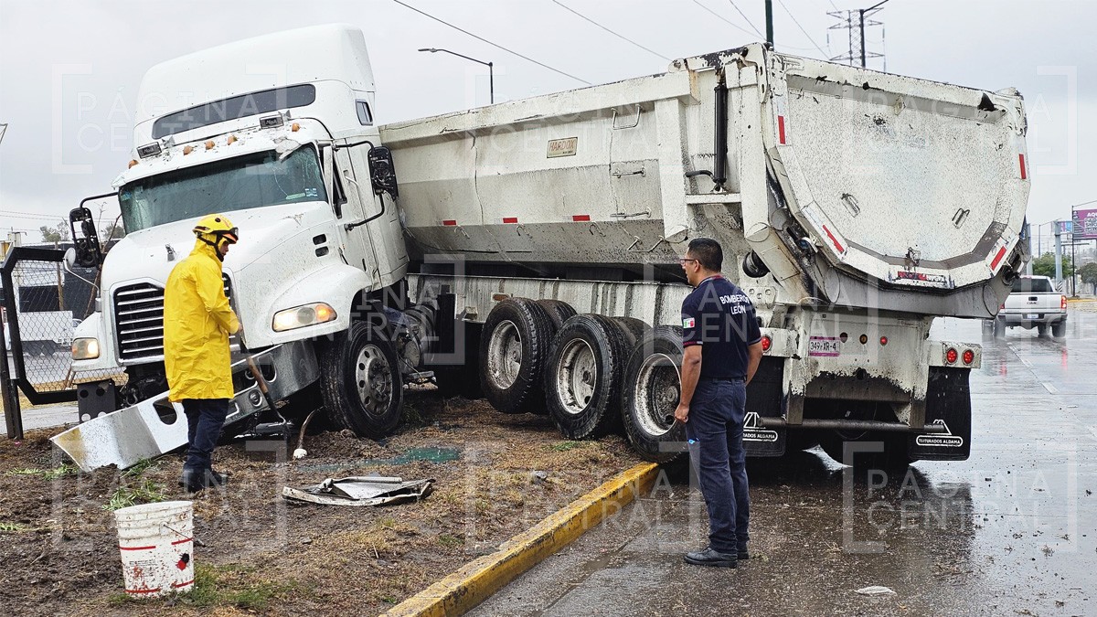 ¡Accidentes no cesan con la lluvia! Camión de carga choca en el Libramiento Morelos