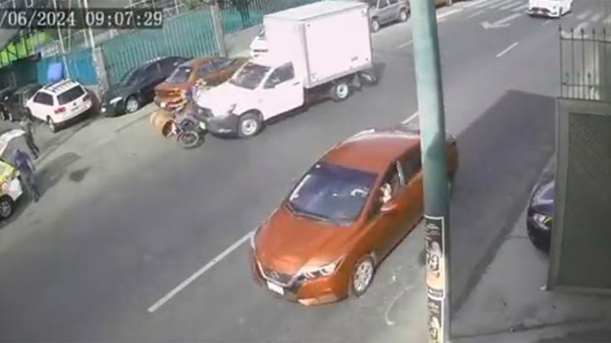 VIDEO Graban cómo camioneta atropella a propósito a dos motociclistas y después huye