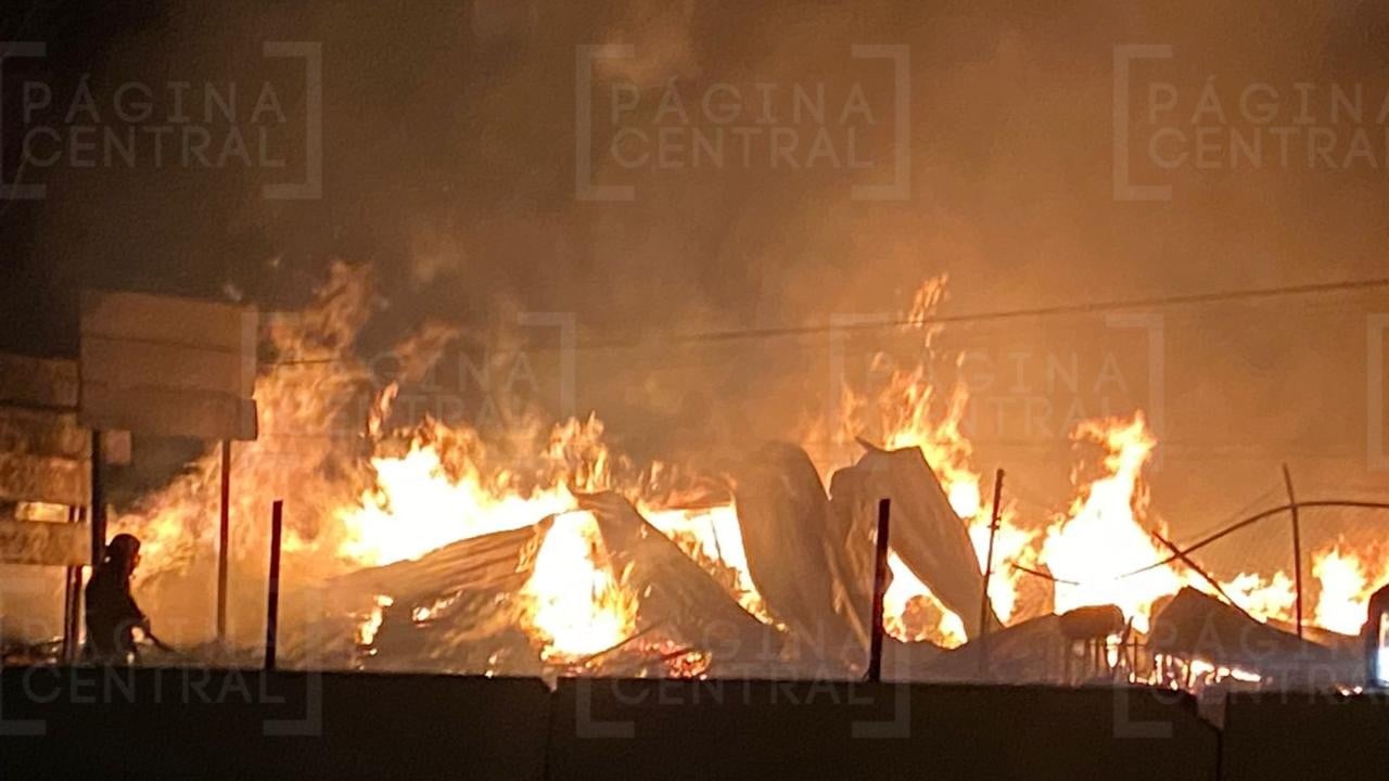 Maderería sufre fuerte incendio y provoca el cierre de la carretera León-Lagos de Moreno