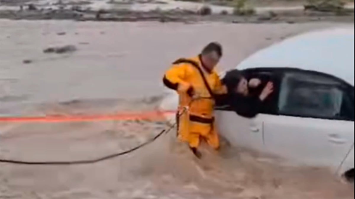 VIDEO Así fue el rescate de una mujer que quedó atrapada en su auto durante inundación por ‘Alberto’