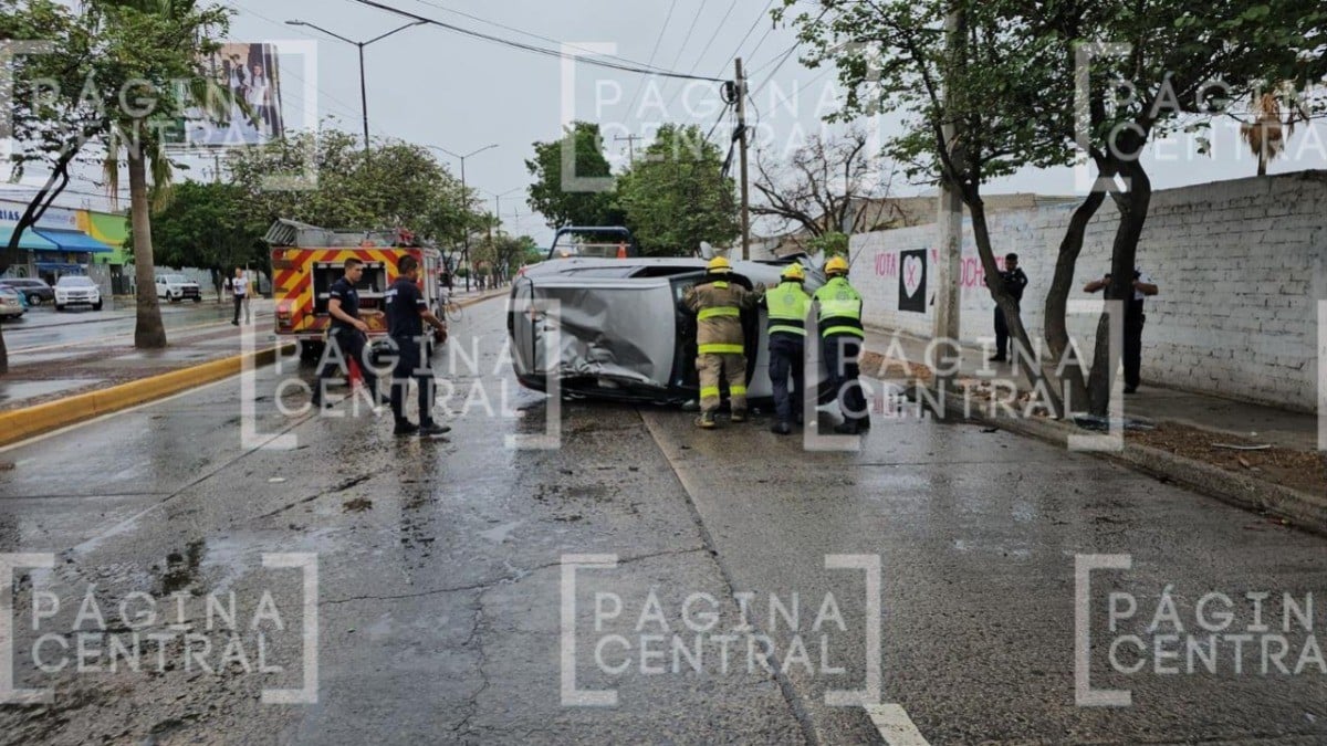 ¡Volcadura en Santo Domingo! Chocan 3 vehículos por 'combo' de lluvia y velocidad