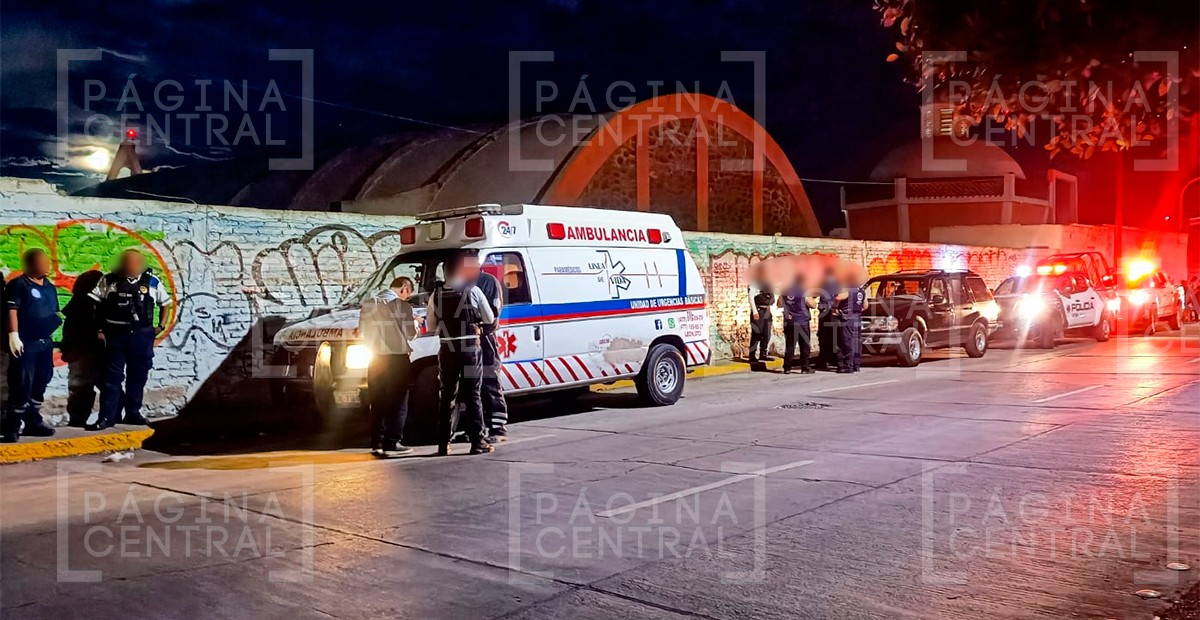 Ambulancia atropella a motocicleta en la que viajaban dos jóvenes, están graves