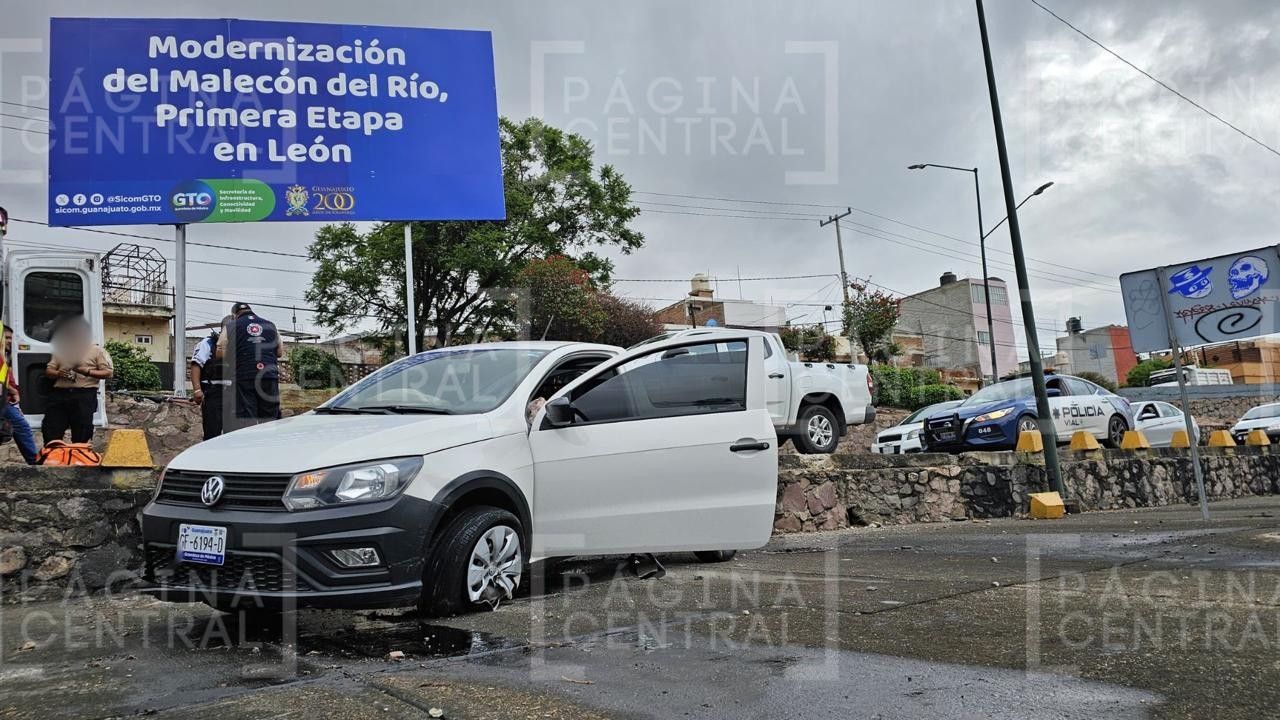 Camioneta pierde el control, se sale del camino y cae al Malecón del Río