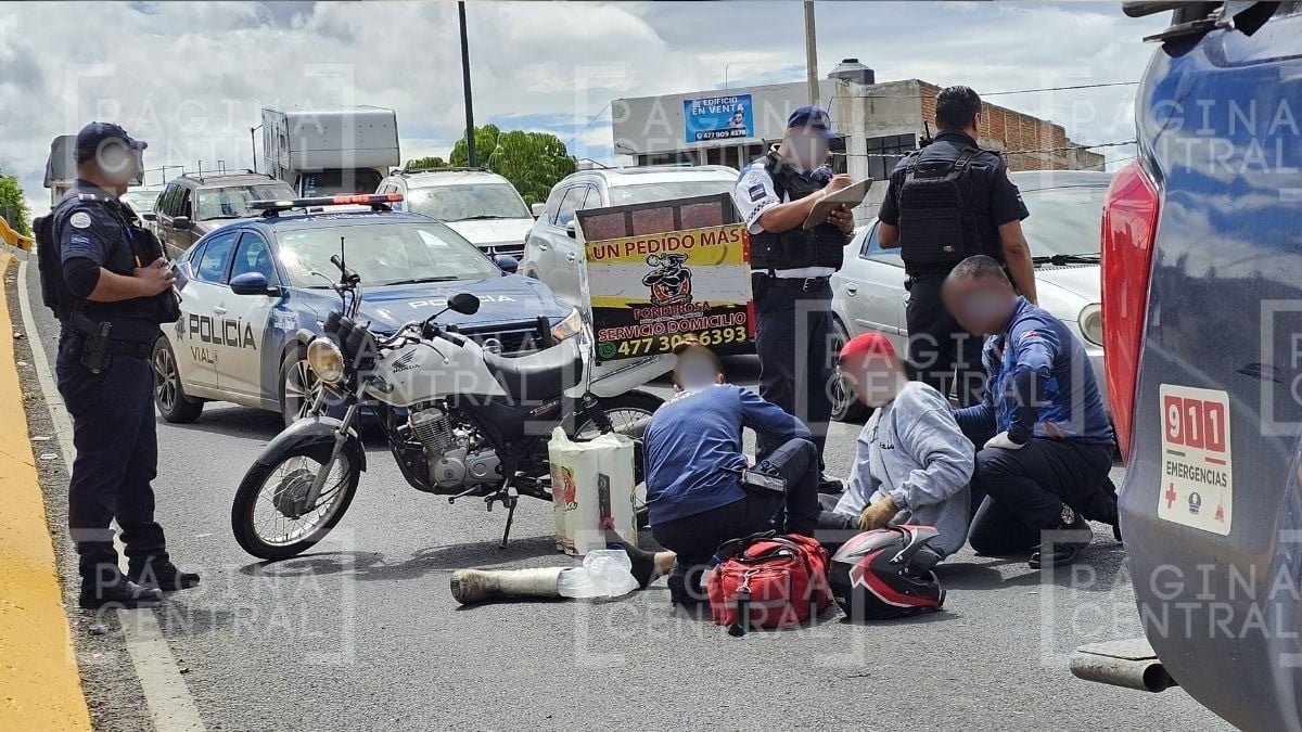 Derrapón de motociclista 'ahorca' el tránsito en el puente de Mariano Escobedo