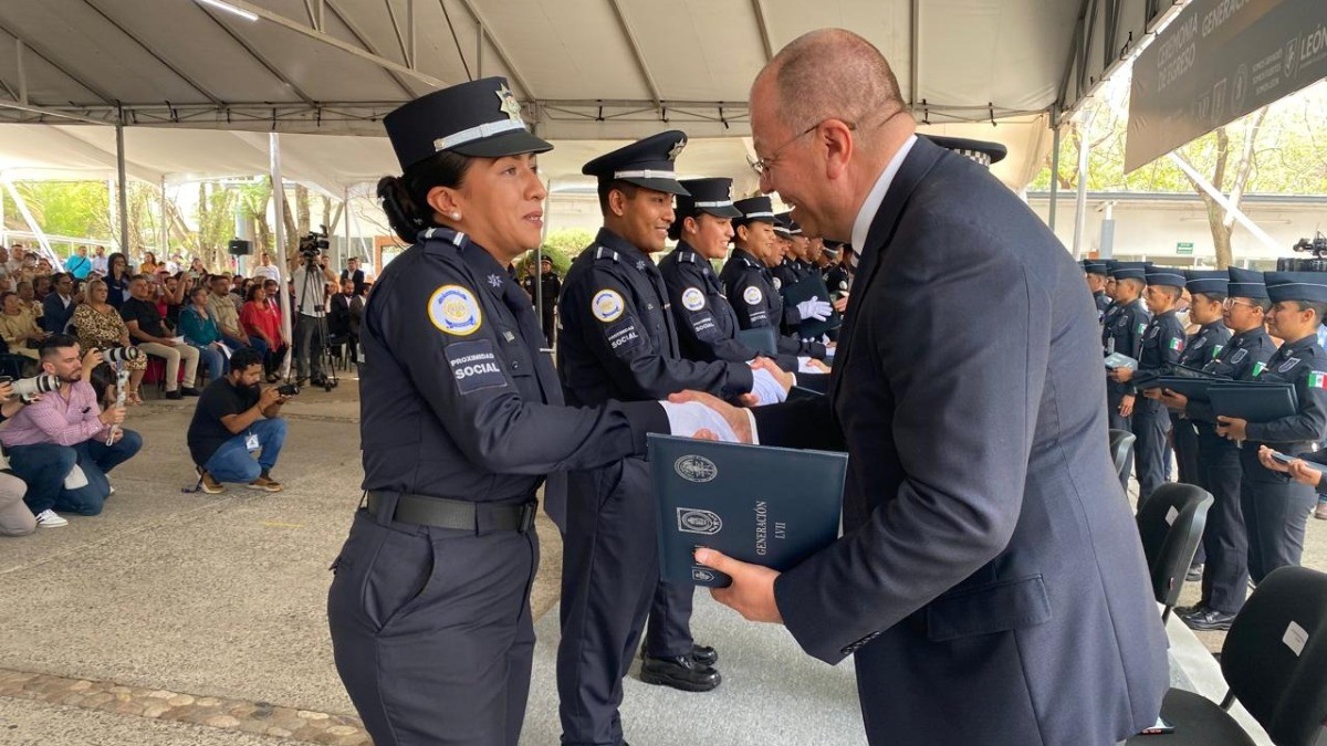 León tiene 39 policías más, Guillén les advierte que “es un trabajo de riesgo“
