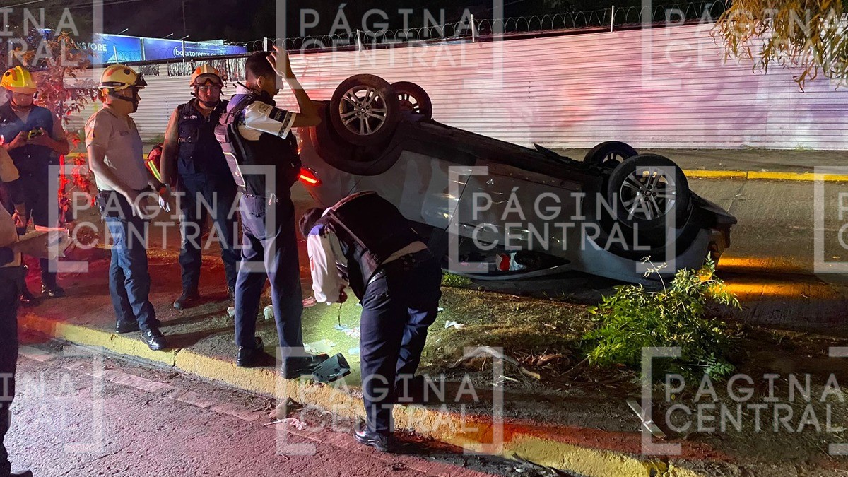 Mujer pierde el control y vuelca su camioneta al salir de Plaza Mayor; iba con sus hijas
