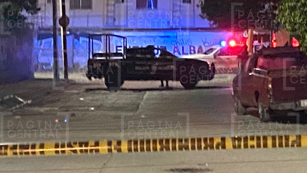 Balean a dos hombres y una mujer afuera de una casa de Balcones de Jerez