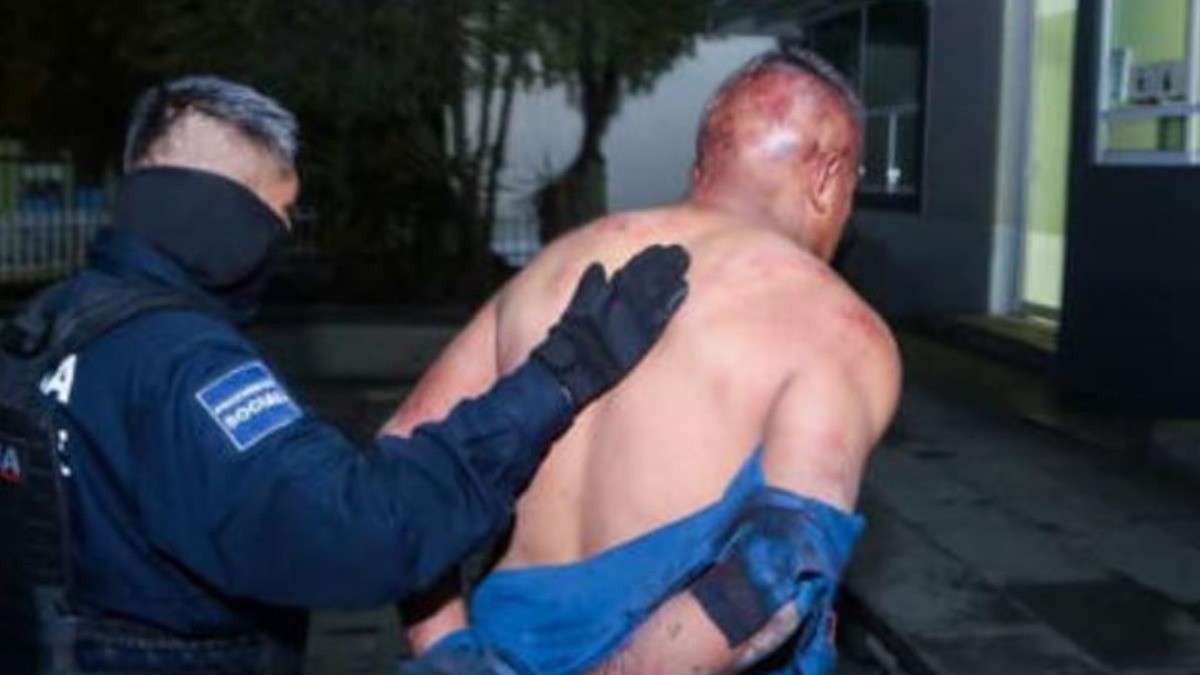 Mata a dos vecinos y hiere a dos más por no dejarle entrar a su casa obstruida por fiesta