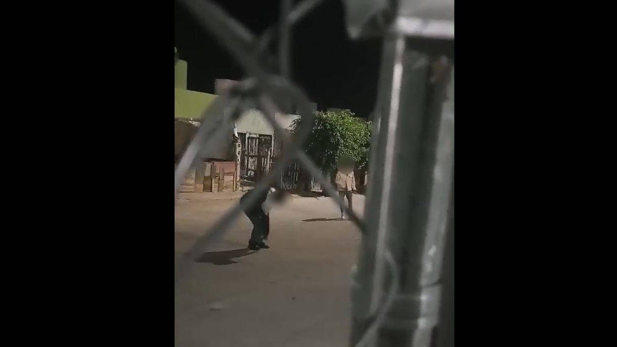 VIDEO Riña campal en León, así jóvenes se enfrentan con machetes