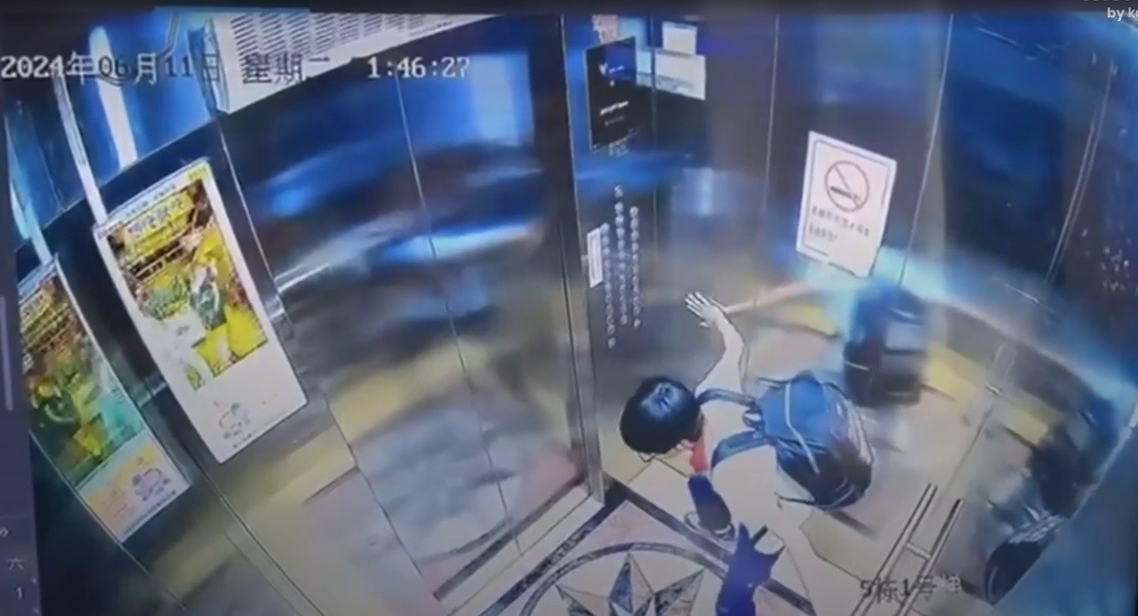 VIDEO Graban el momento espeluznante que vivió un niño dentro de un elevador