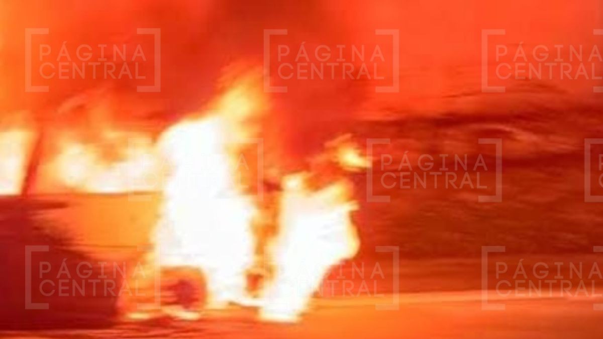¡Conmociona crimen! Matan a dos personas dentro de su auto y les prenden fuego