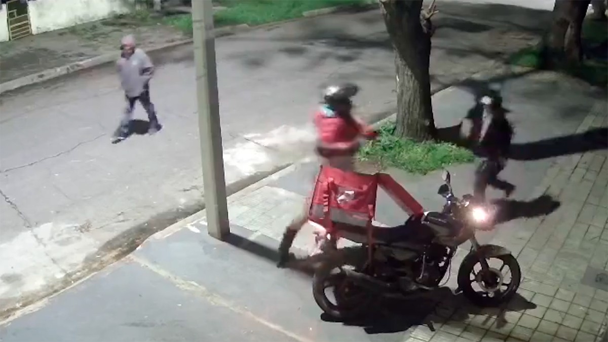 VIDEO Repartidor se defiende de robo con un machete y los ladrones se van corriendo