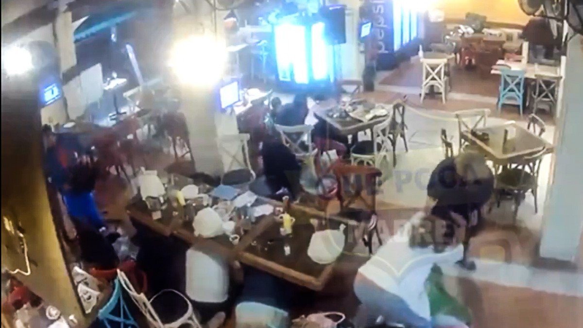 VIDEO Banda de criminales irrumpe en restaurante y asaltan a comensales a mano armada