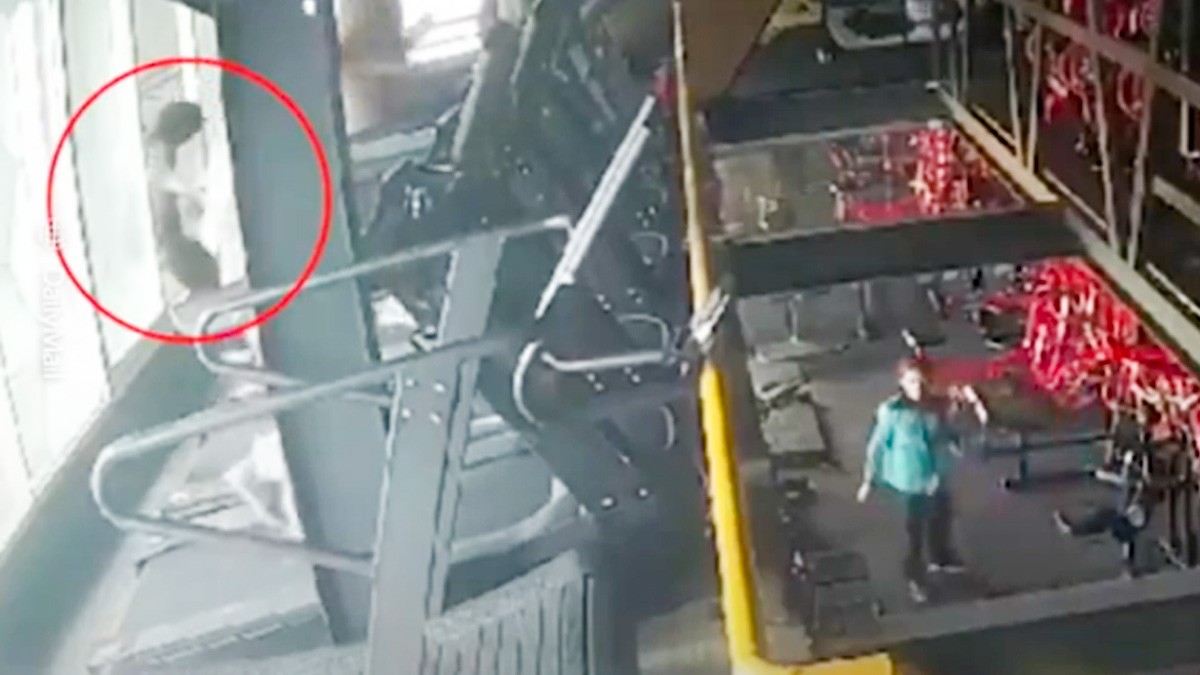 VIDEO Mujer pierde el equilibrio en la caminadora y cae por la ventana de un tercer piso