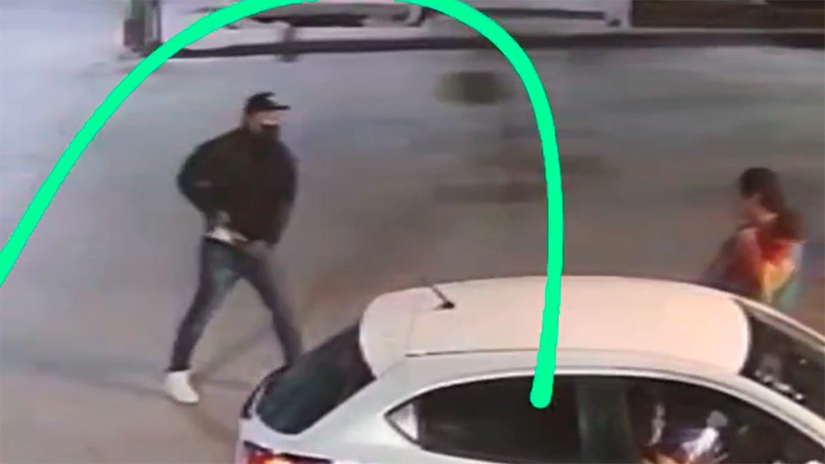 VIDEO Graban en León cómo asaltante con pistola amenaza a hombre con un bebé en brazos