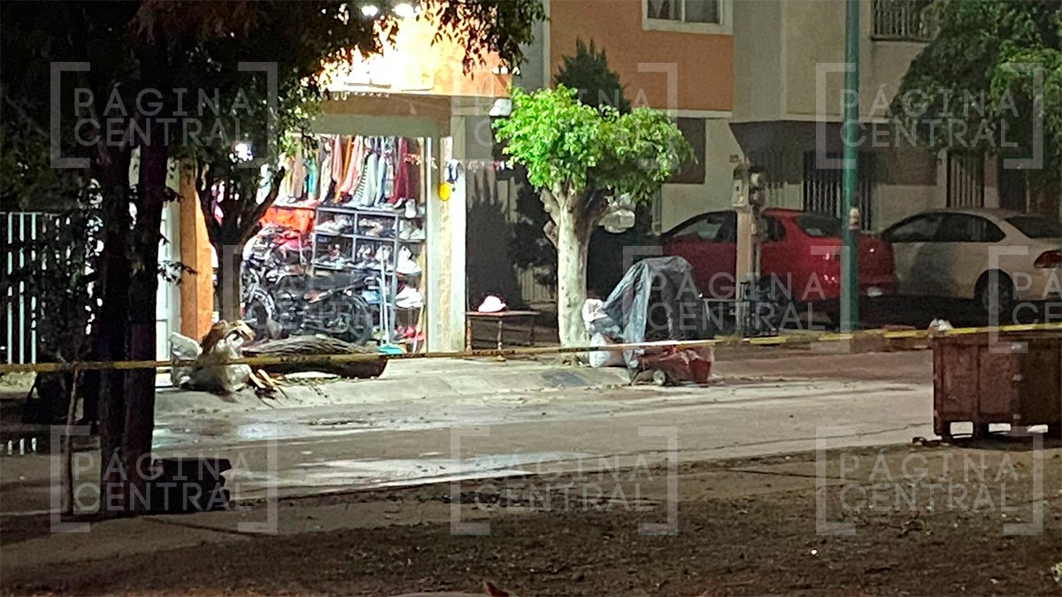 Atacan a balazos a un hombre afuera de un bazar de ropa en Villas de Santa Julia
