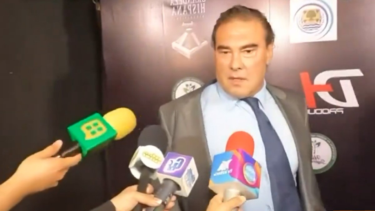 ¡Oootra vez Eduardo Yáñez! Explota contra la prensa y arrebata celular a reportera