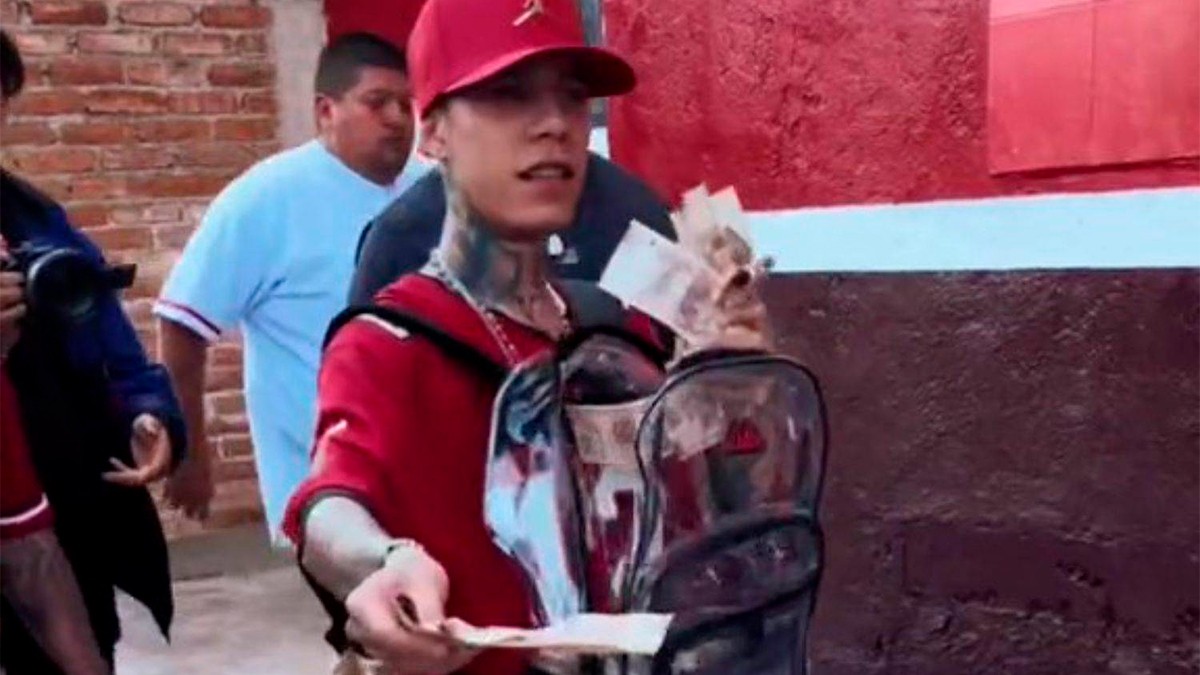 Mujer pide ayuda económica a Santa Fe Klan para poder operar a su hija y esto le contestó