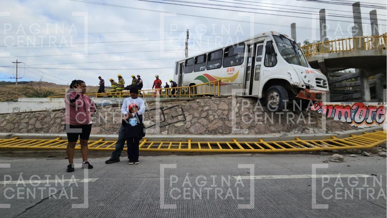 Accidente de camión urbano fue por deslave en el camino: líder de transportistas
