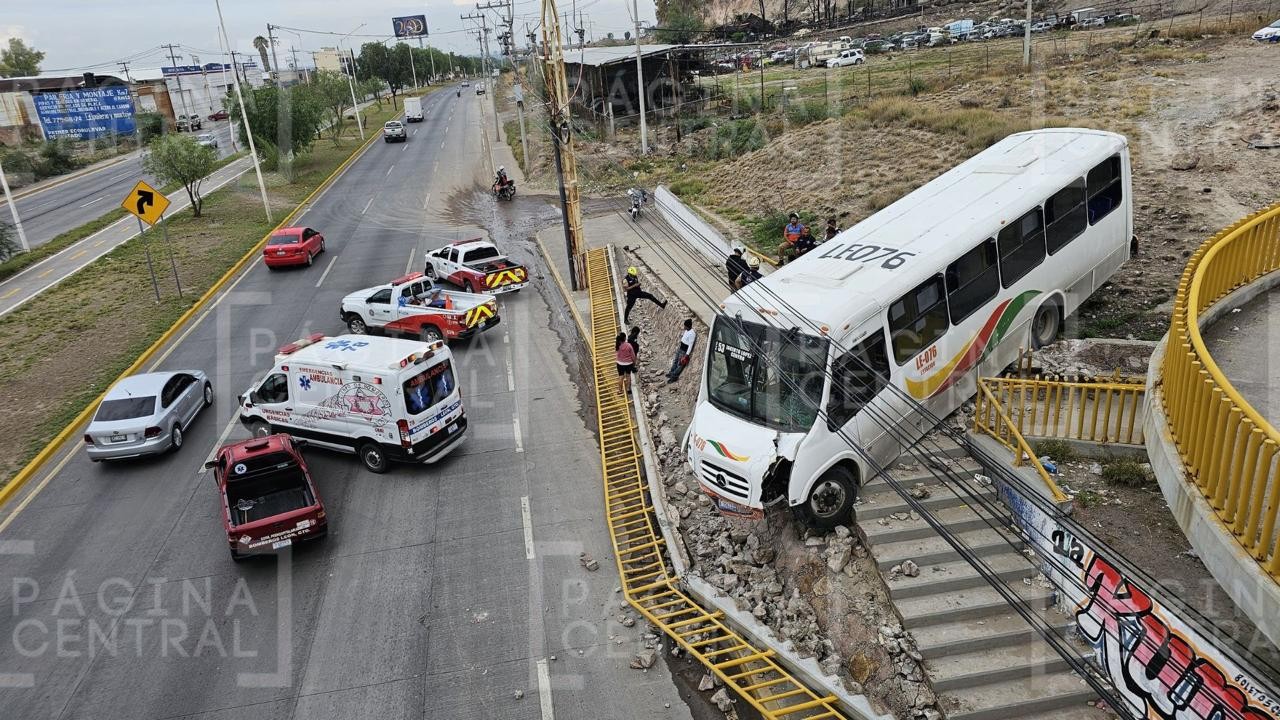 Chofer de camión urbano se desmaya y se estrella contra puente peatonal en el Ecobulevar
