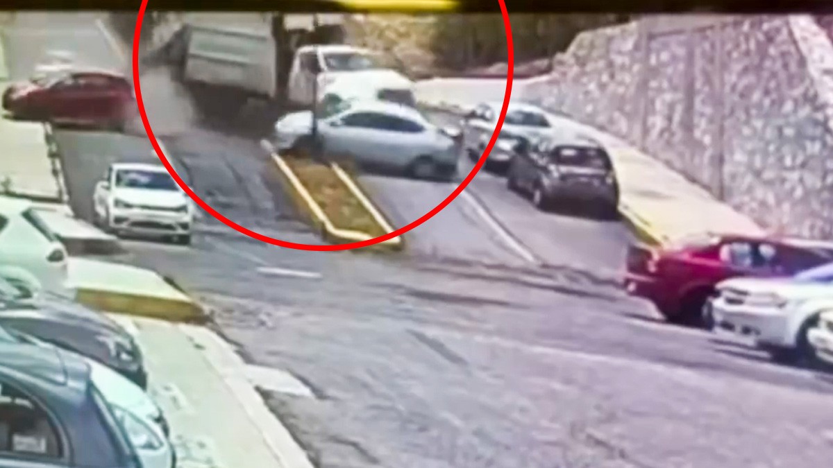 VIDEO Camión recolector de basura se queda sin frenos e impacta cinco vehículos