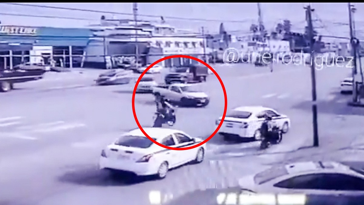 VIDEO Moto se pasa semáforo en rojo y choca con una camioneta; motociclistas salen volando