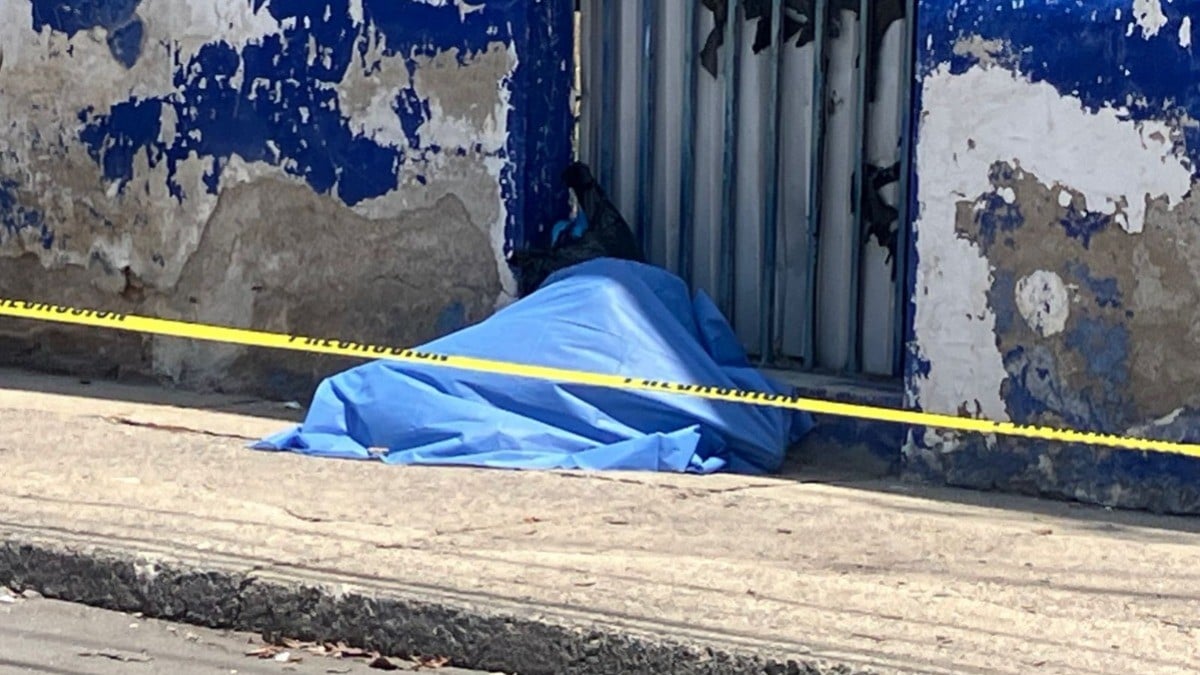 Franelero de La Martinica muere en plena calle frente a una taquería