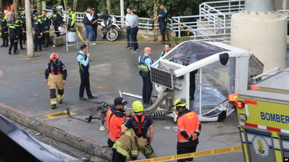Teleférico se desploma con todo y pasajeros; hay 1 muerto y 21 heridos