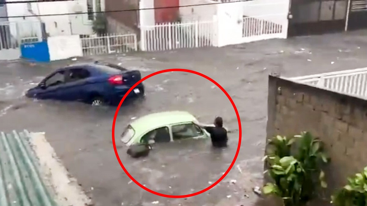 VIDEO ¡Todo por el Vocho! Hombre arriesga su vida para evitar que el agua se lleve su auto