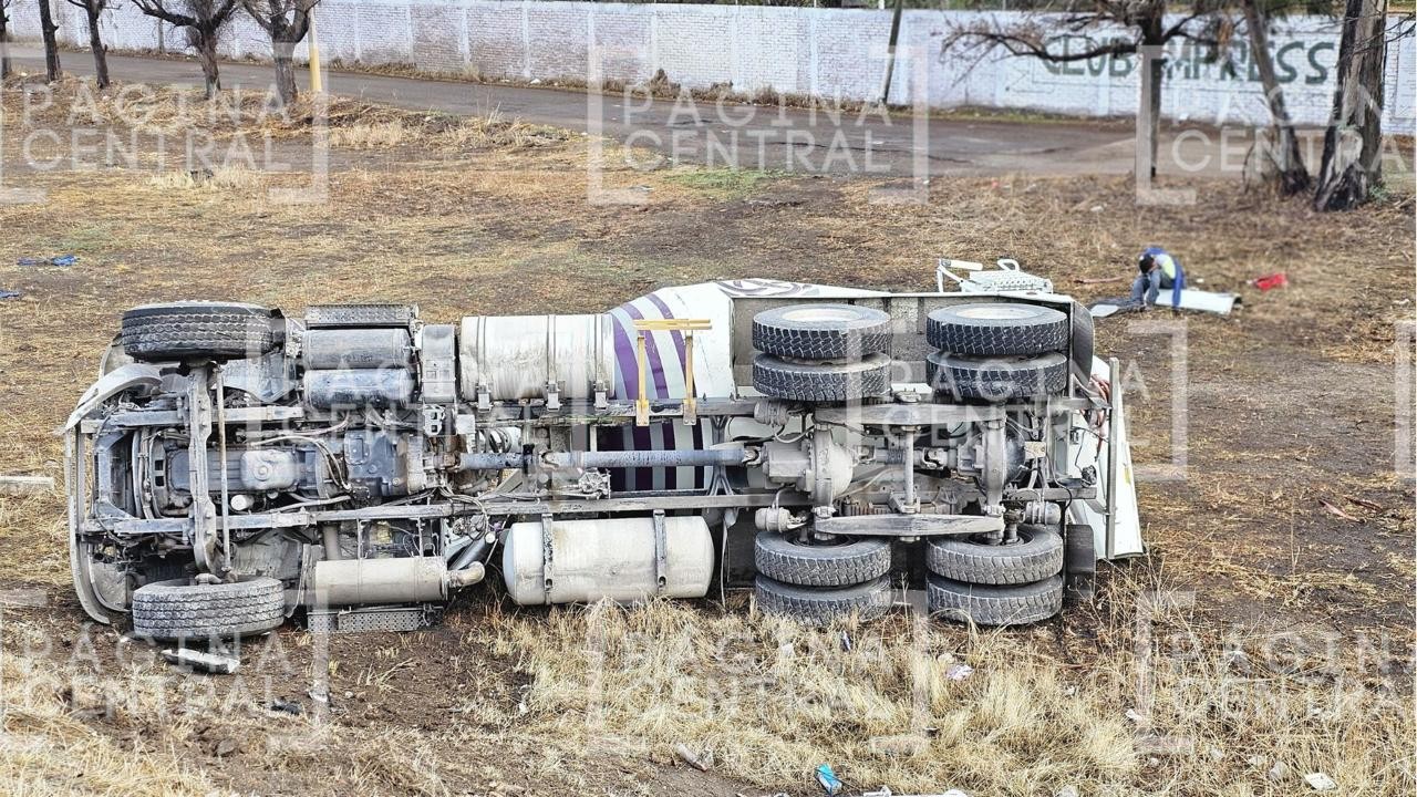 Vuelca máquina revolvedora en Maxipista León-Aguascalientes; el conductor, consternado