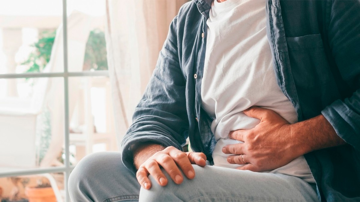 Hombre recién operado va a comer a restaurante, estornudó ¡y expulsó los intestinos!