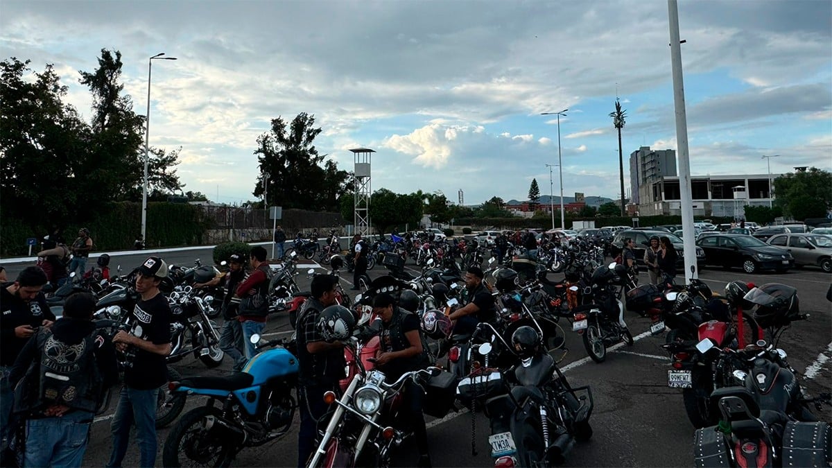 Protestan motociclistas contra propuesta de que solo circulen por el carril ‘de baja’