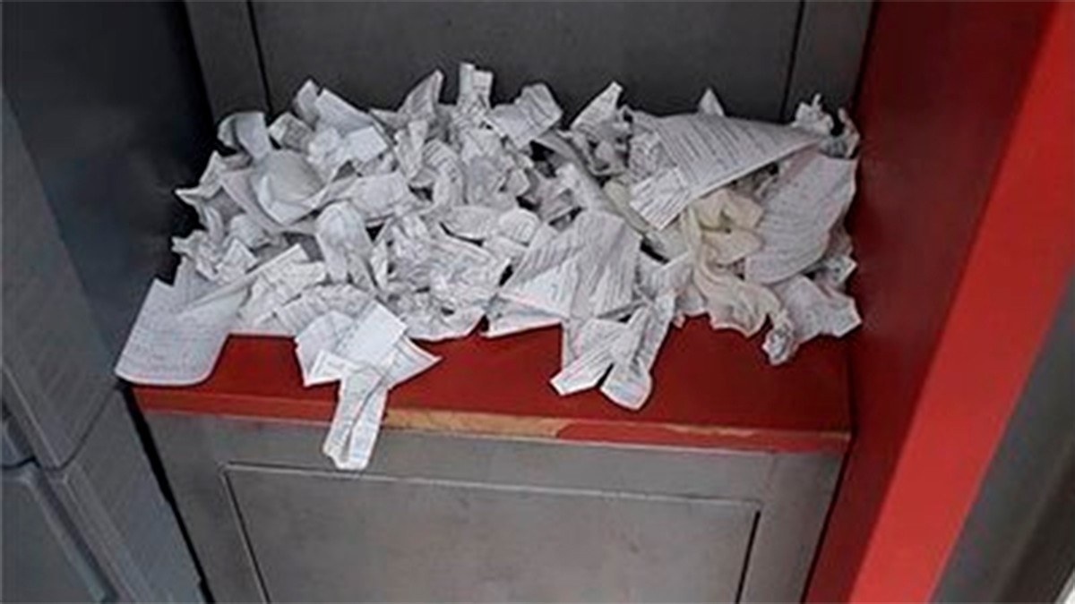 ¿Tiras los comprobantes del cajero automático? No debes hacerlo por esta razón